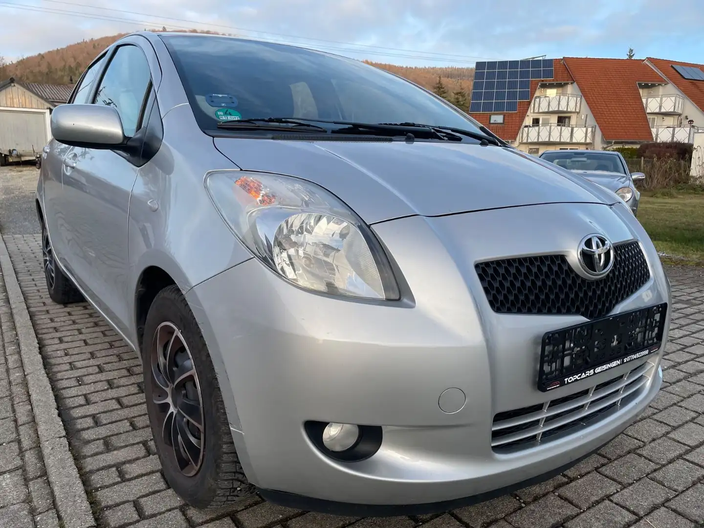 Toyota Yaris Sol Aut. /Klima/Kamera/ 8-fach/TÜV 01/2027 Silber - 2