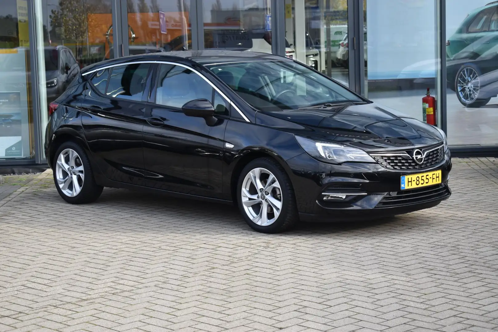 Opel Astra 1.2 Edition NAVI / CAMERA / Stoel,stuur en voorrui Noir - 2