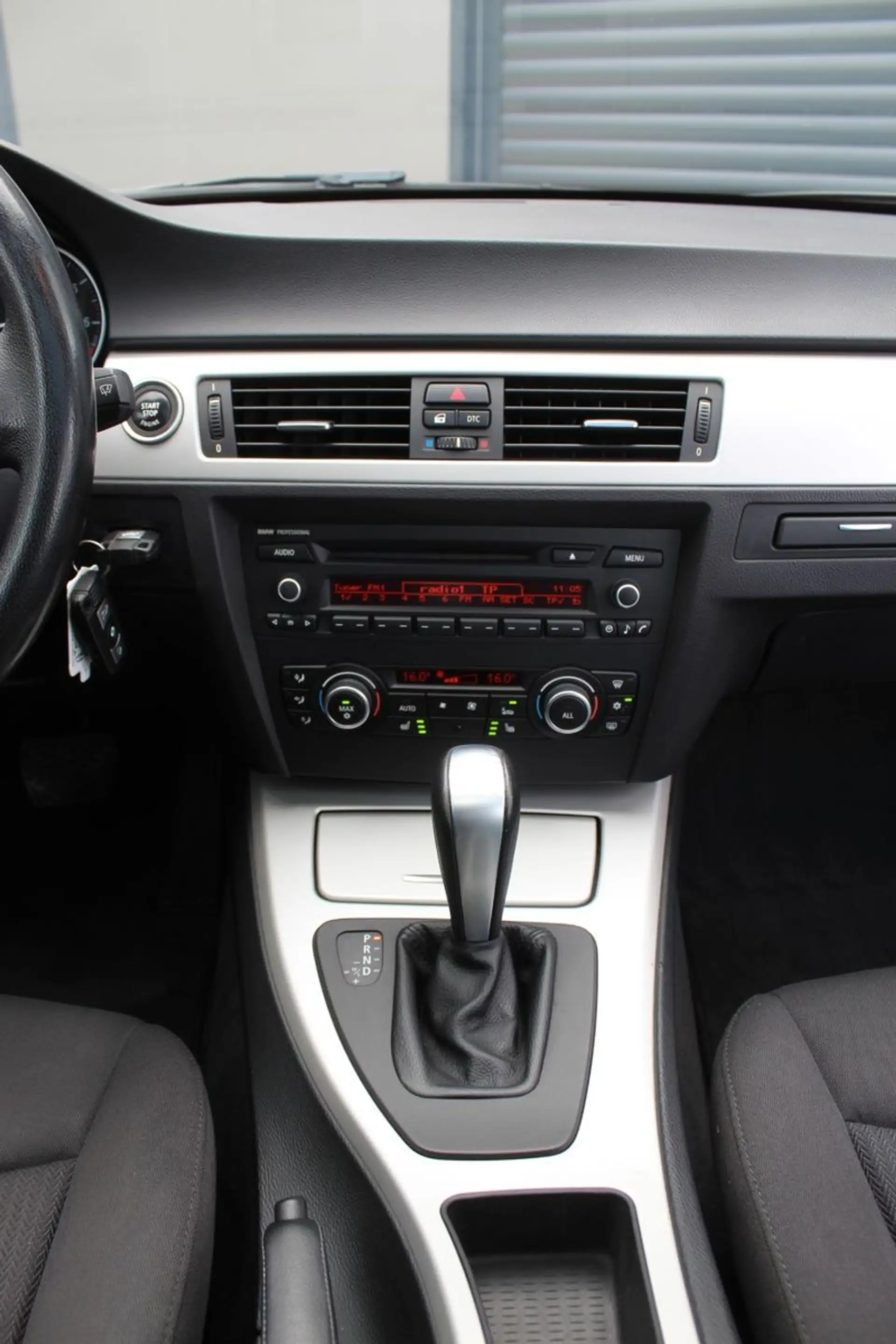 BMW 318 i AUT SPORTLINE KLIMA SIZTHEIZUNG XENON PDC — photo 14