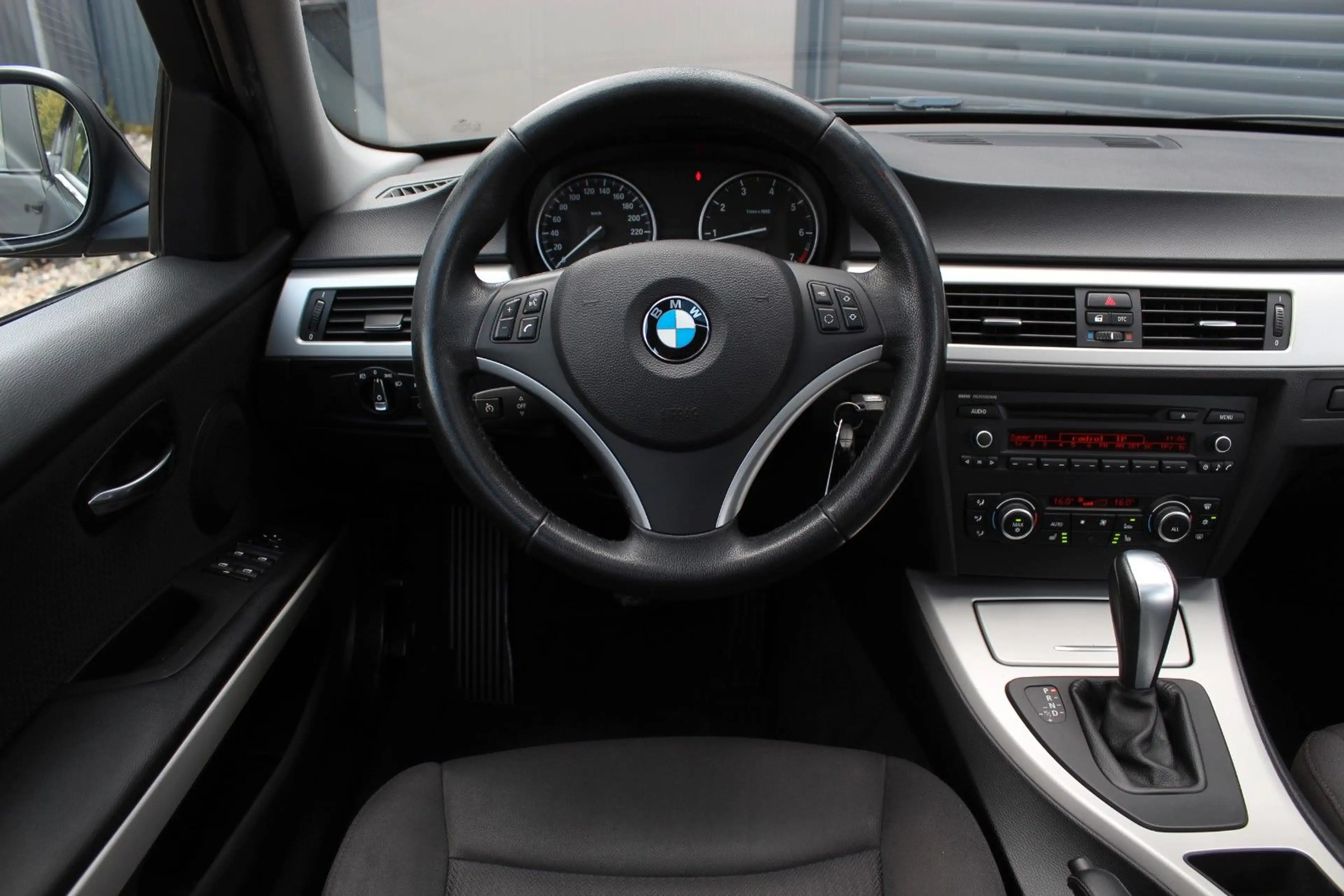 BMW 318 i AUT SPORTLINE KLIMA SIZTHEIZUNG XENON PDC — photo 13