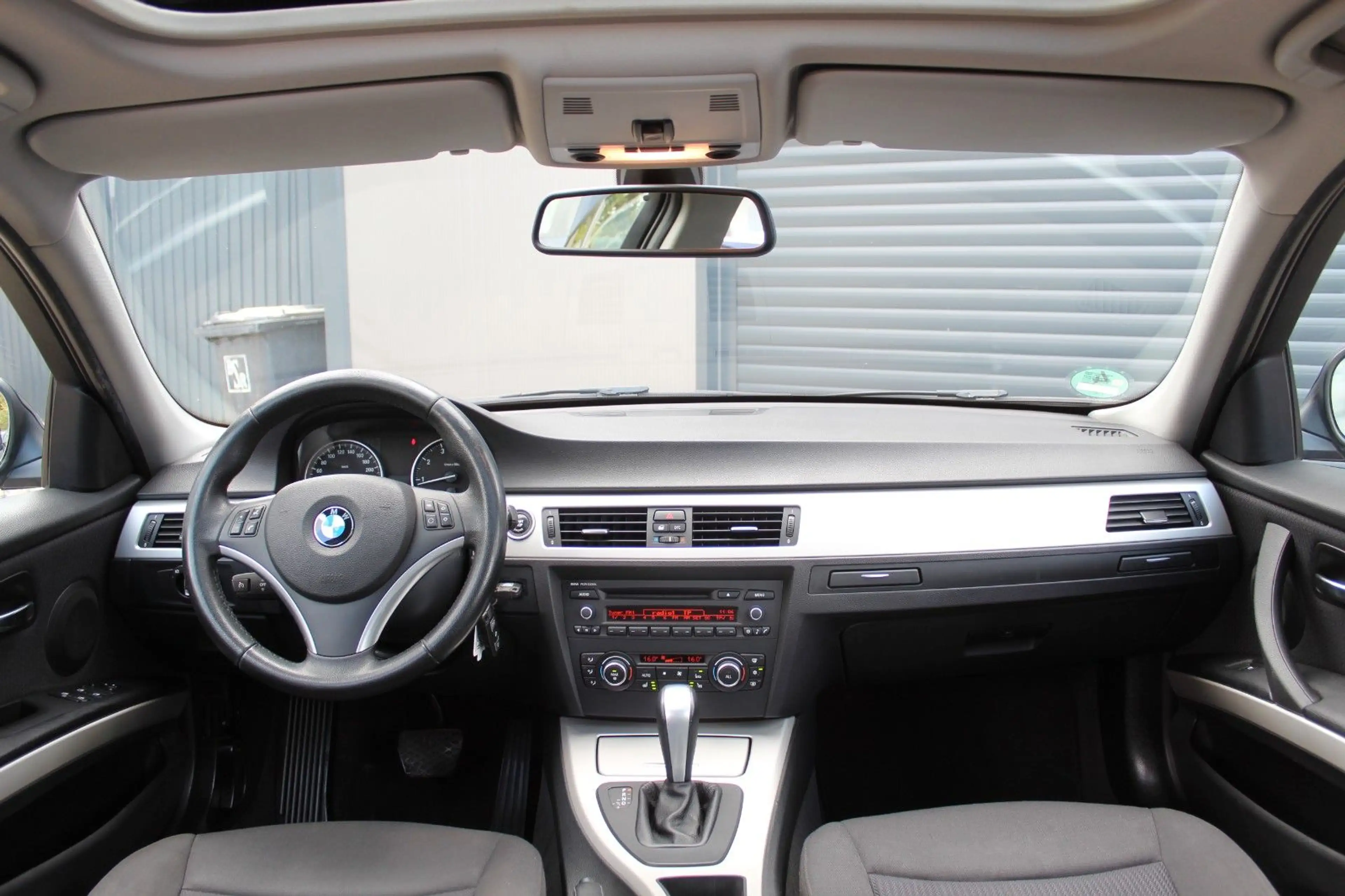 BMW 318 i AUT SPORTLINE KLIMA SIZTHEIZUNG XENON PDC — photo 12