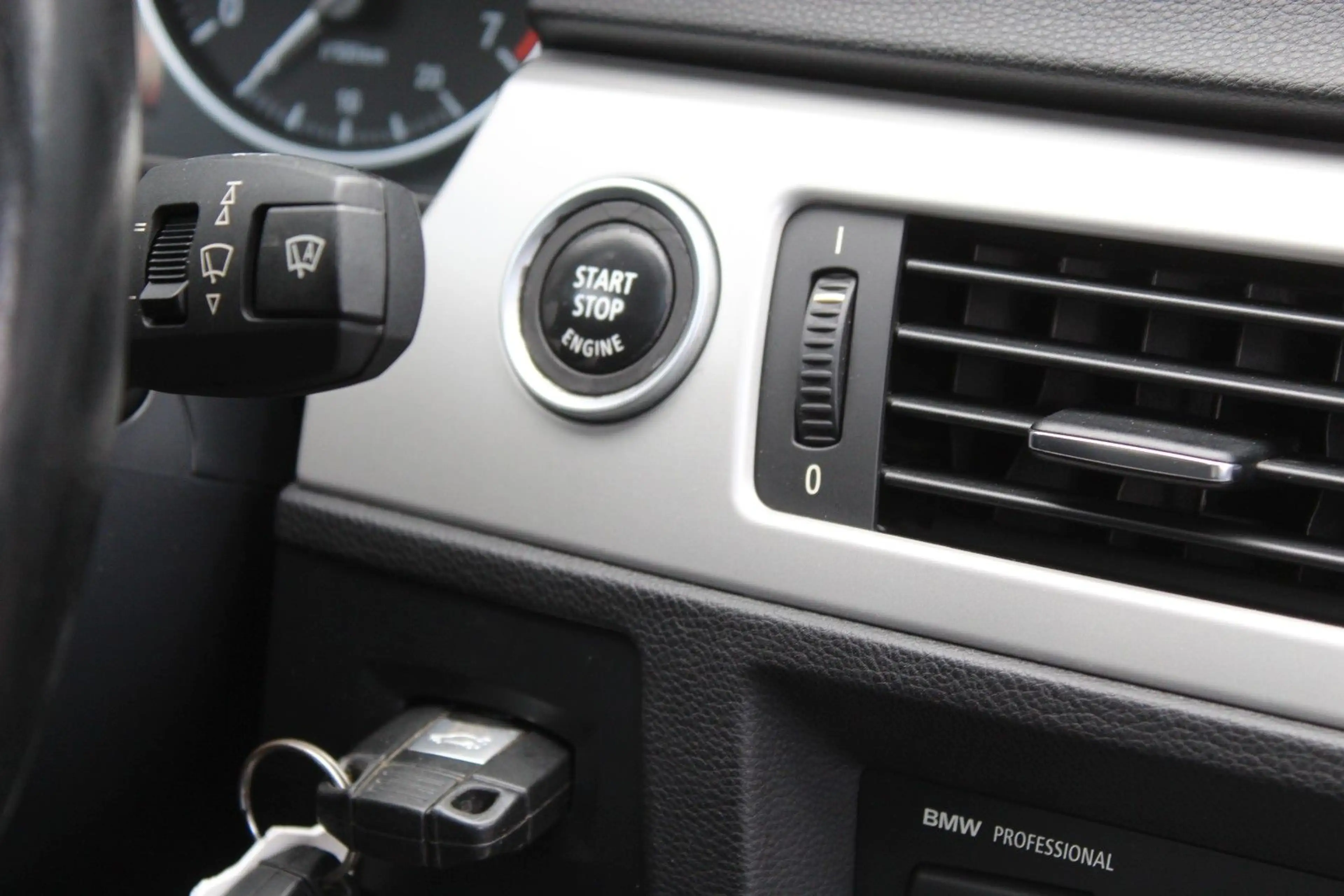 BMW 318 i AUT SPORTLINE KLIMA SIZTHEIZUNG XENON PDC — photo 25