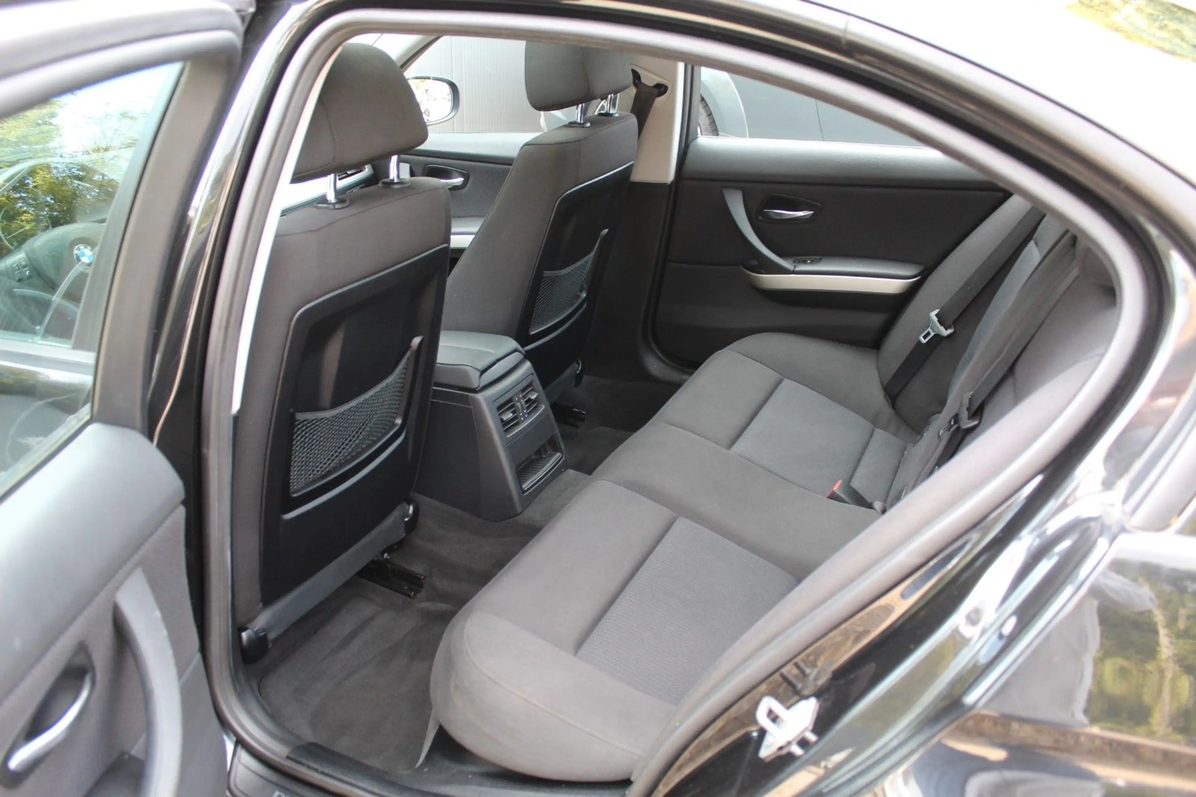 BMW 318 i AUT SPORTLINE KLIMA SIZTHEIZUNG XENON PDC — photo 16