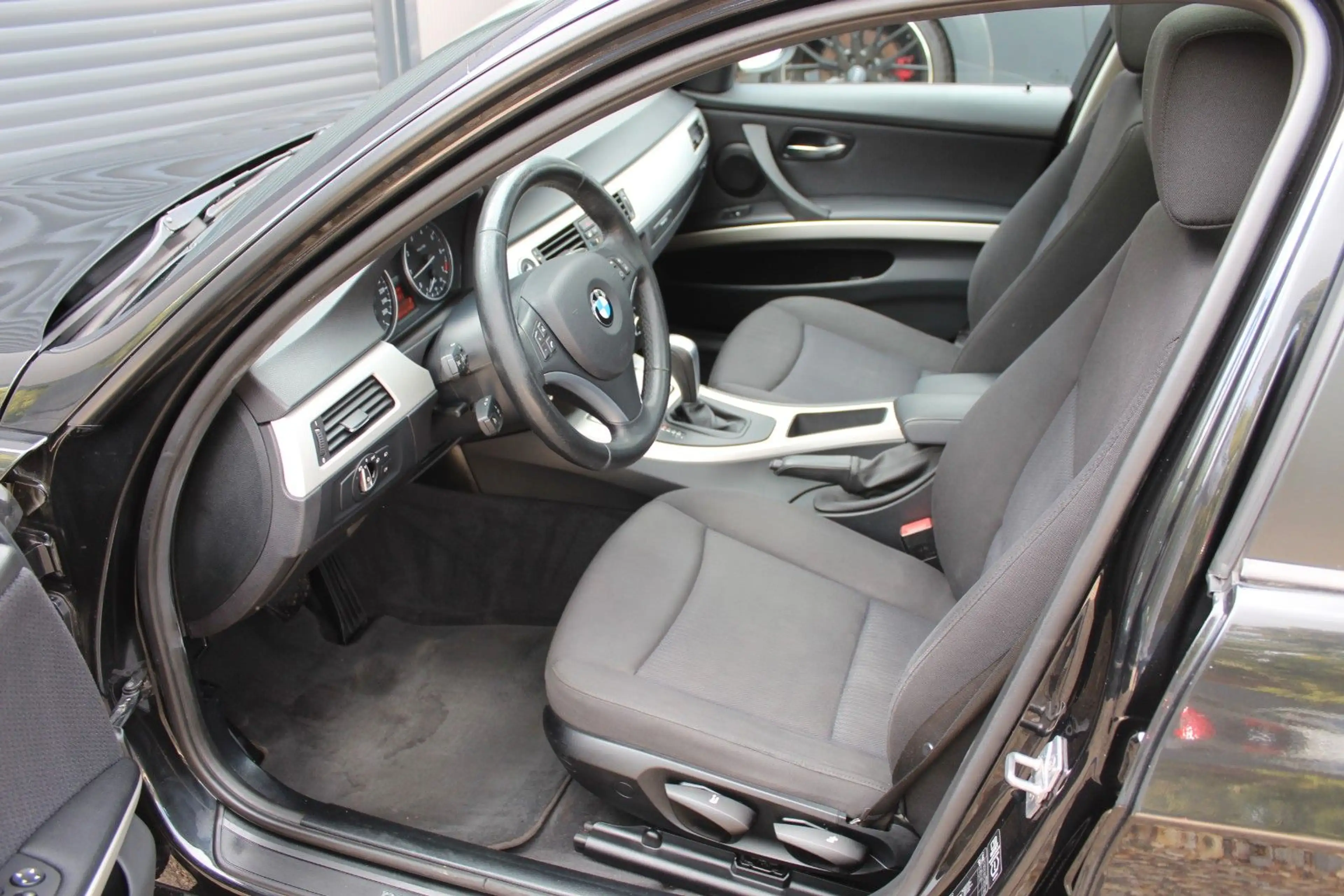 BMW 318 i AUT SPORTLINE KLIMA SIZTHEIZUNG XENON PDC — photo 15