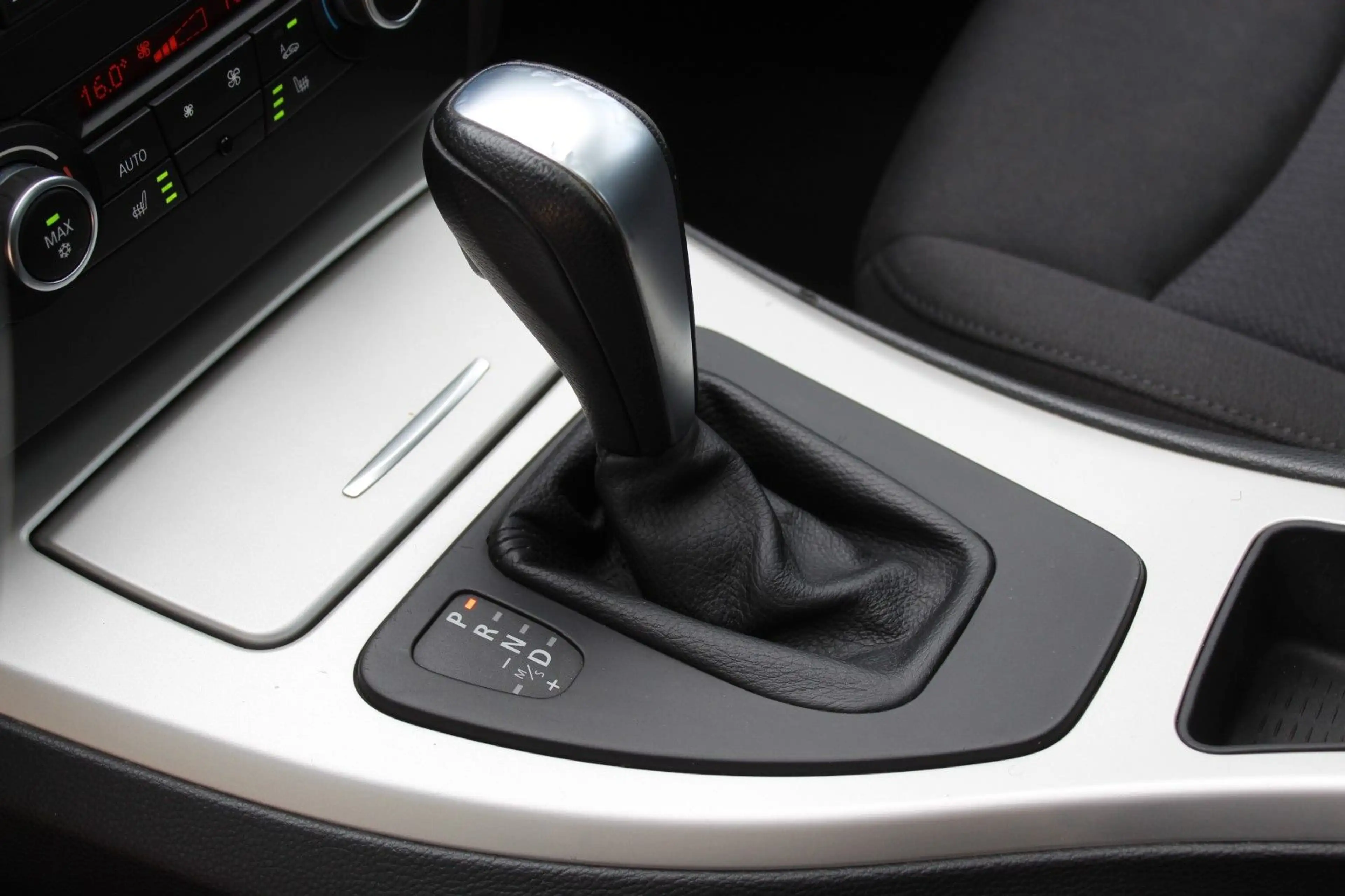 BMW 318 i AUT SPORTLINE KLIMA SIZTHEIZUNG XENON PDC — photo 22