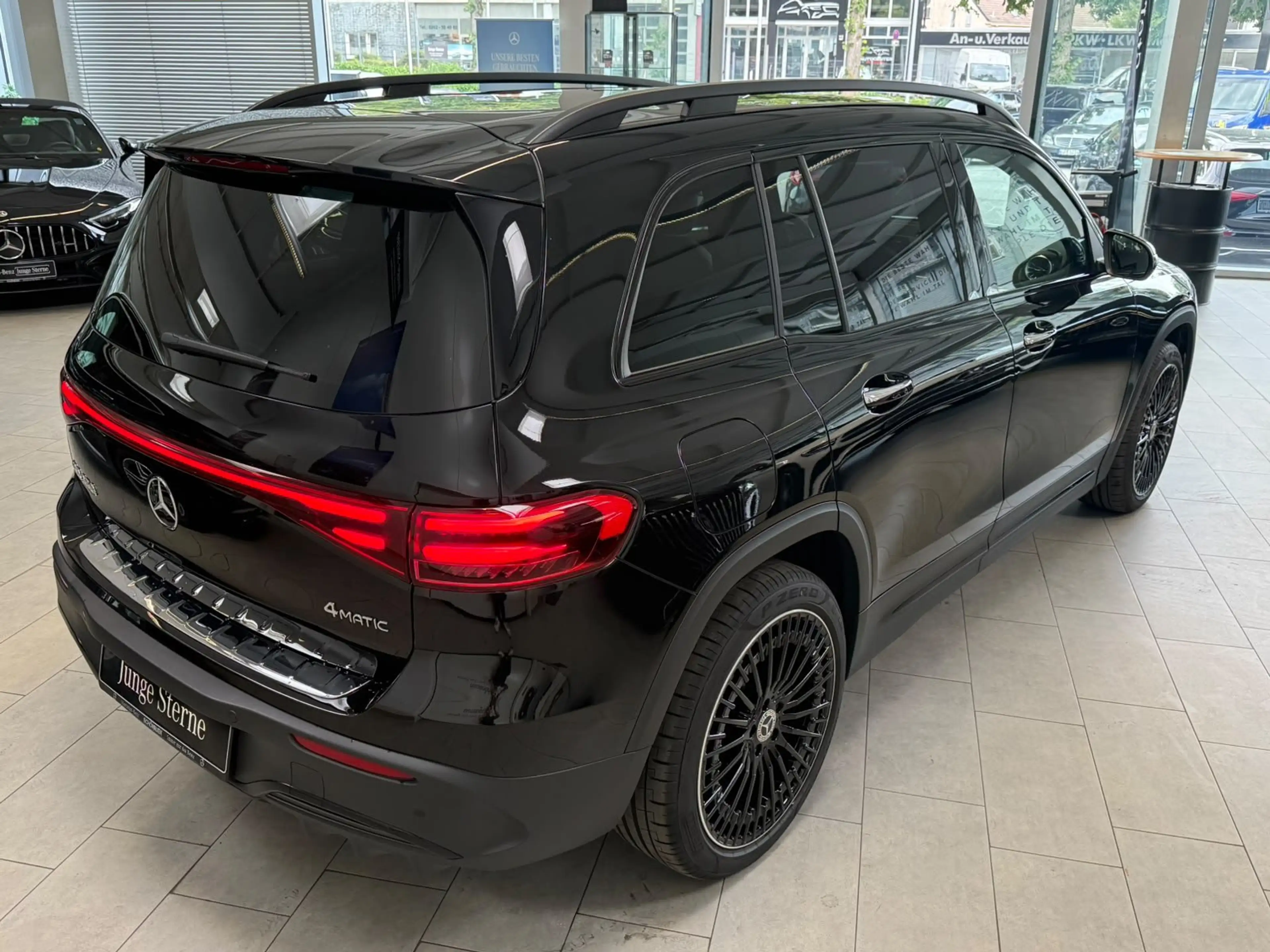 Mercedes-Benz EQB 350 4M AMG PREM.+20"+BURMES+LEDER+AHK+SIDEBG — photo 8