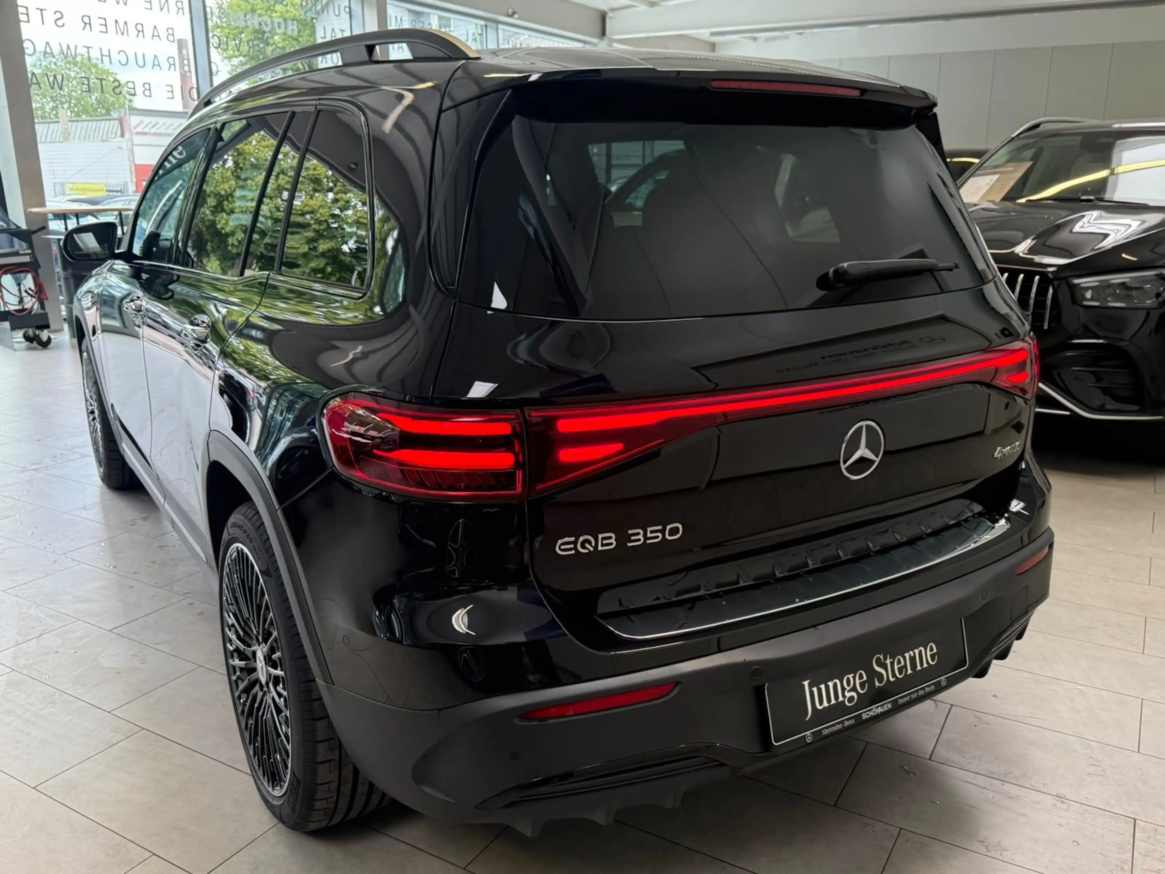 Mercedes-Benz EQB 350 4M AMG PREM.+20"+BURMES+LEDER+AHK+SIDEBG — photo 4