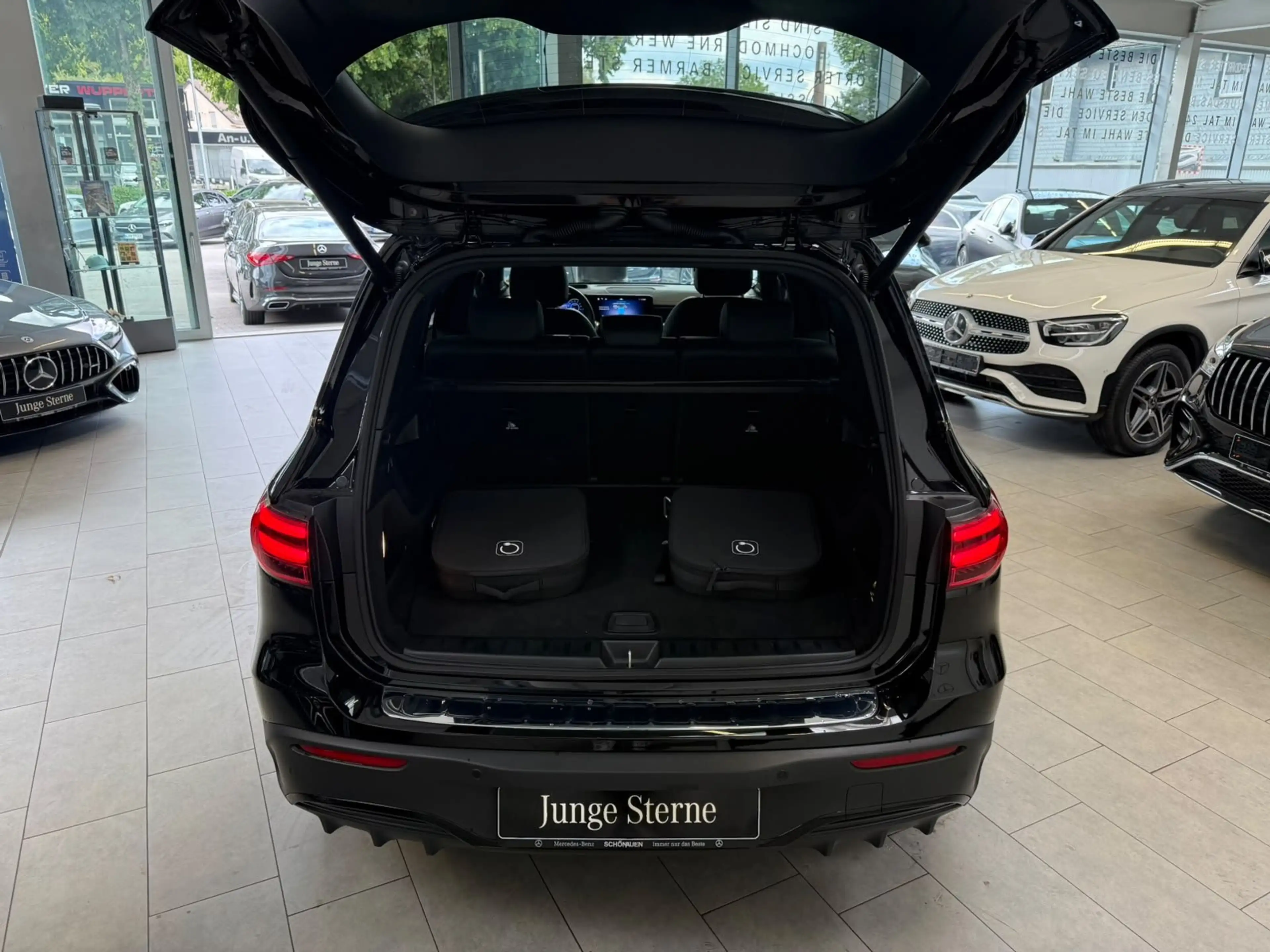 Mercedes-Benz EQB 350 4M AMG PREM.+20"+BURMES+LEDER+AHK+SIDEBG — photo 6