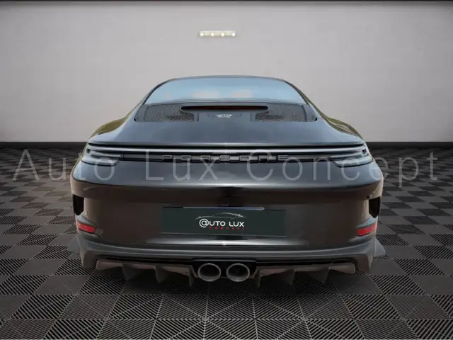 Porsche 911 view 5