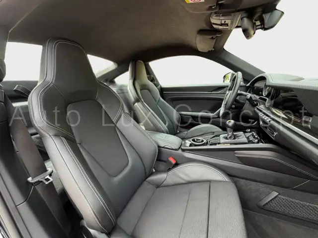 Porsche 911 view 9