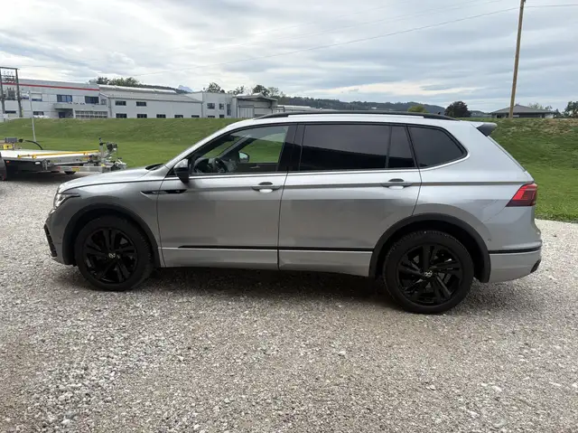 Volkswagen Tiguan Allspace view 4