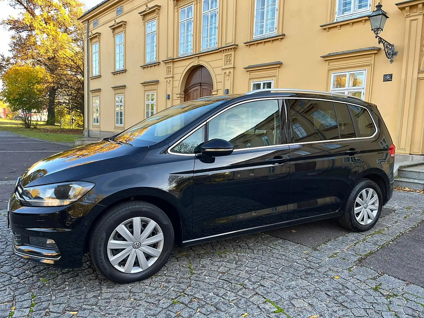 Volkswagen Touran Highline 2,0 SCR TDI 7 Sitze DSG Navigation  Wi... Noir - 2