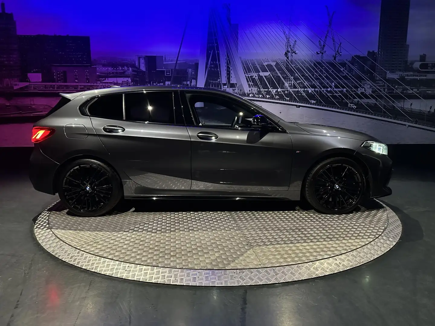 BMW 135 1-serie M135i xDrive High Executive *Keyless*19inc Grijs - 2