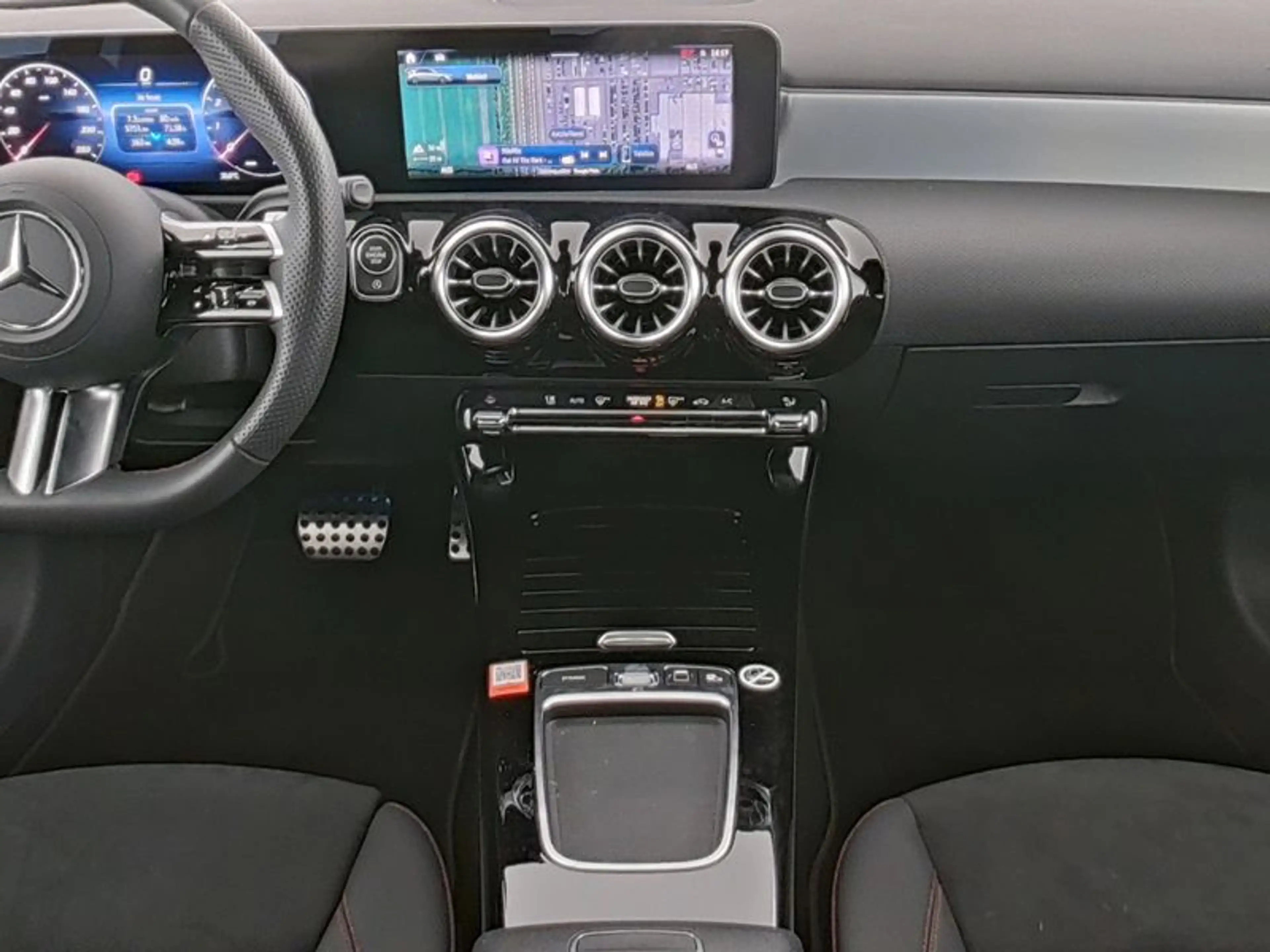 Mercedes-Benz A 200 AMG*Multibeam*Distronic*KeyGo*360*CarPlay* — photo 7