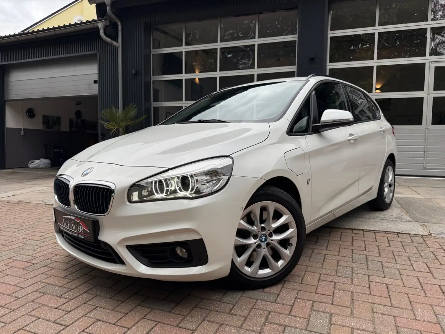 BMW 225 225xe Active Tourer 2.Hand 8-Fach Automatik Weiß - 1