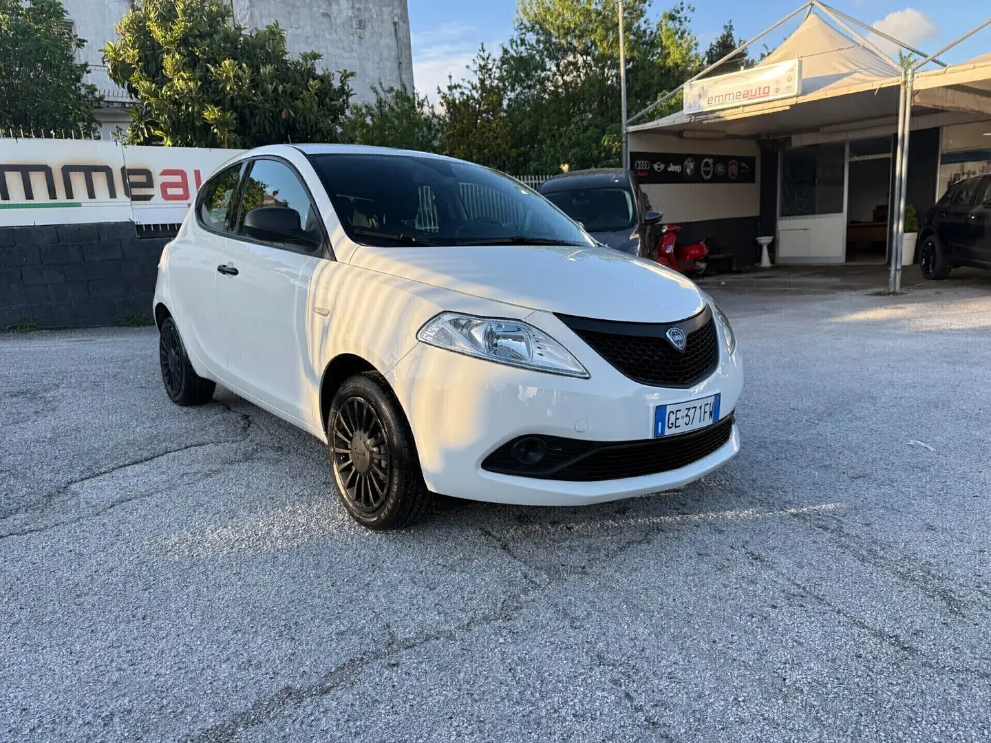 Lancia Ypsilon 1.0 FireFly 5 porte S&S Hybrid Ecochic Silver Bianco - 1