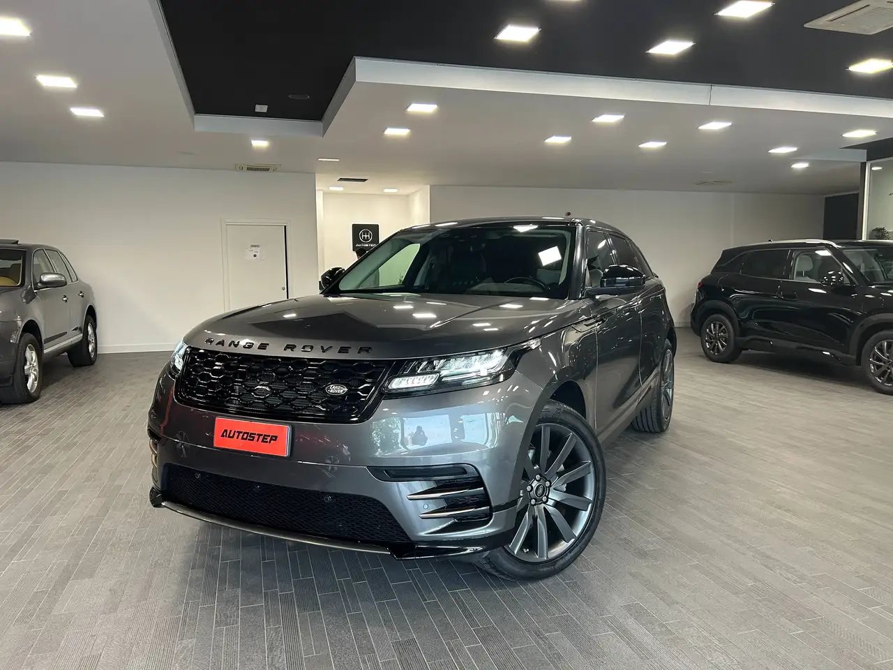 Land Rover Range Rover Velar Range Rover Velar 2017 2.0d i4 R-Dynamic HSE 1 80cv auto my20 — photo 1 of 15