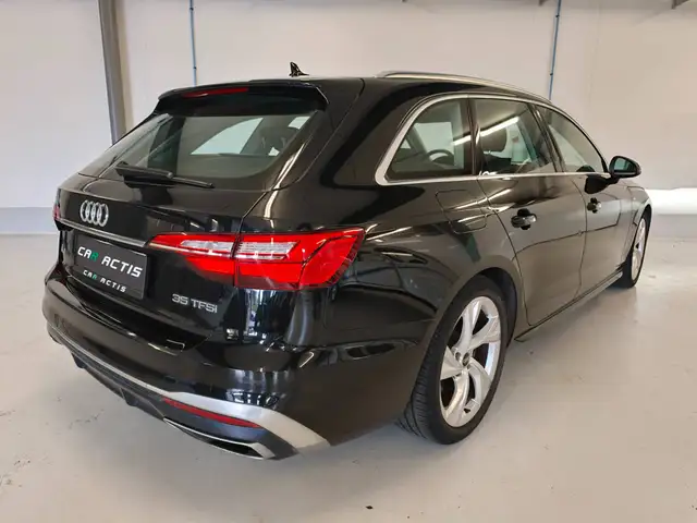 Audi A4 Avant view 4