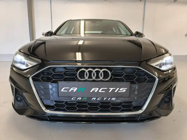 Audi A4 Avant view 2
