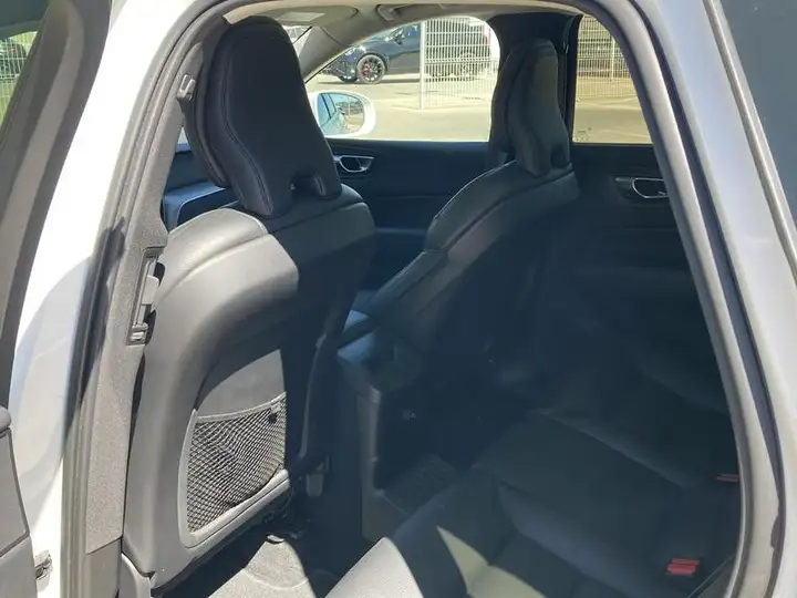 Volvo XC60 2020, foto 18