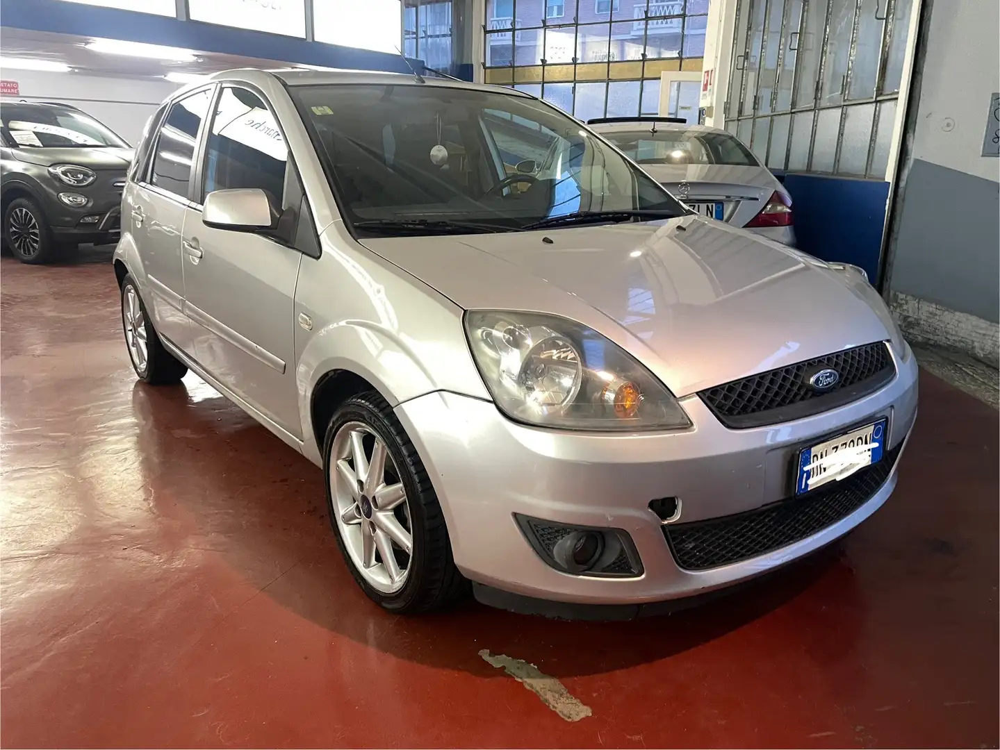 Ford Fiesta 5p 1.2 Titanium Argento - 2