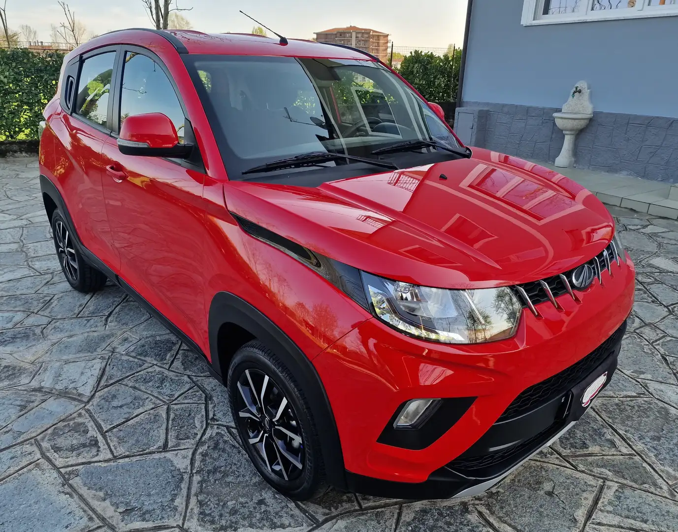 Mahindra KUV100 1.2 K8 m-bifuel GPL 87cv Rojo - 2