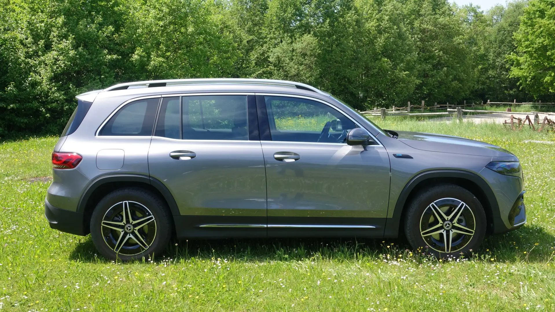 Mercedes-Benz EQB 300 *AMG*neuwertigerZustand*gepflegt*Garantie mögl. Gri - 2