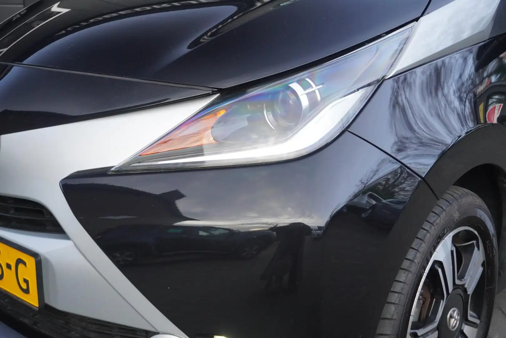 Toyota Aygo 1.0 VVT-i x-clusiv Airco/Navi/Camera Noir - 2