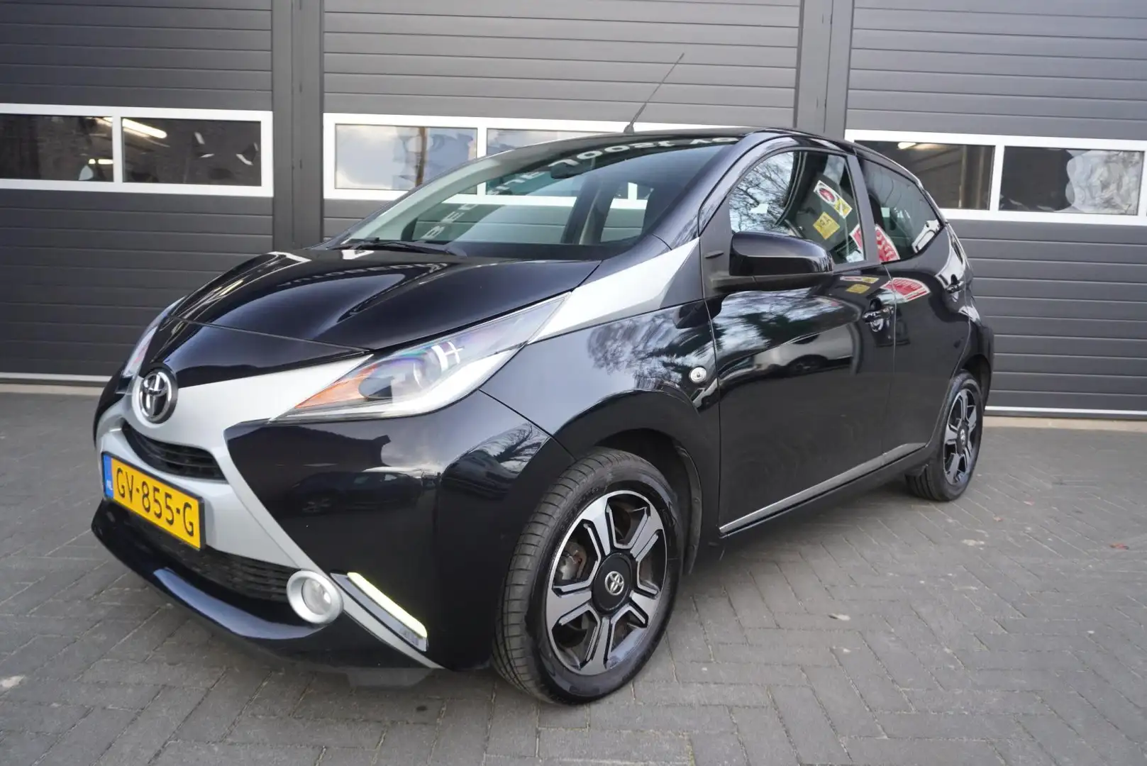 Toyota Aygo 1.0 VVT-i x-clusiv Airco/Navi/Camera Noir - 1