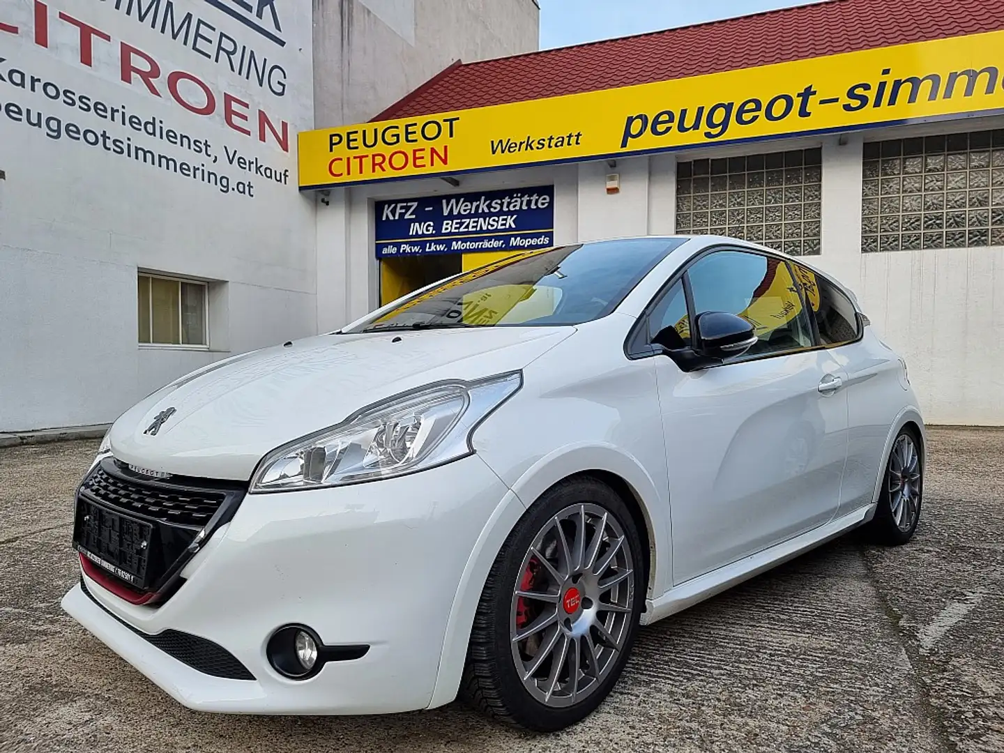 Peugeot 208 1,6 THP 200 GTI Weiß - 1