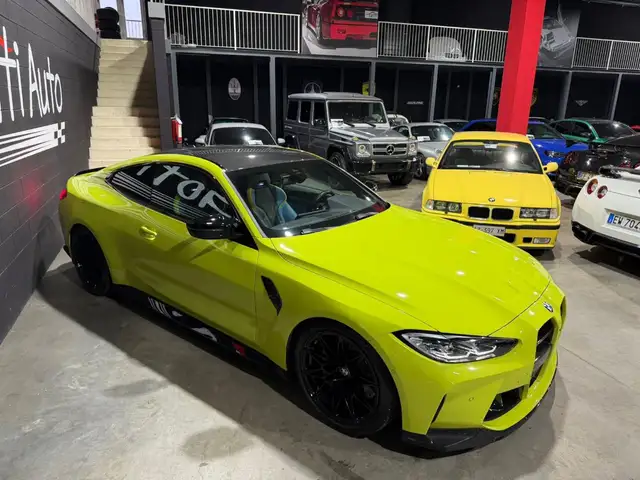 BMW M4 view 3
