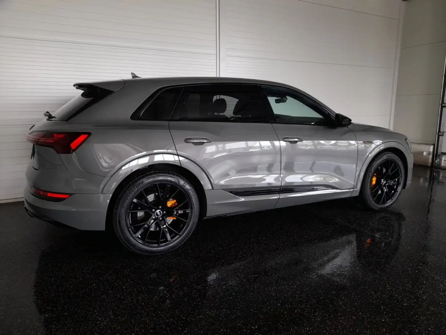 Audi e-tron 50 QUATTRO S-LINE BLACK EDITION *NP: € 86.088,- / MATRIX-LED / 21 ZOLL / ASS PAKET TOUR / KAMERA / 2TER LADEZUGANG / LICH Grau - 2