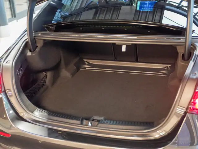 Mercedes-Benz E-Class view 5