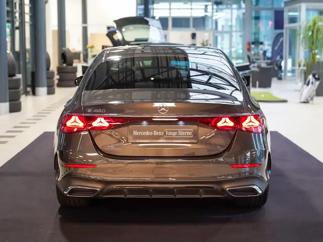 Mercedes-Benz E-Class view 4