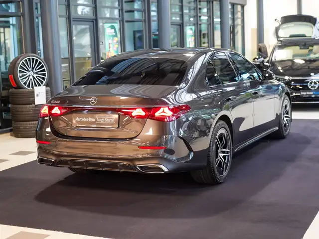 Mercedes-Benz E-Class view 3