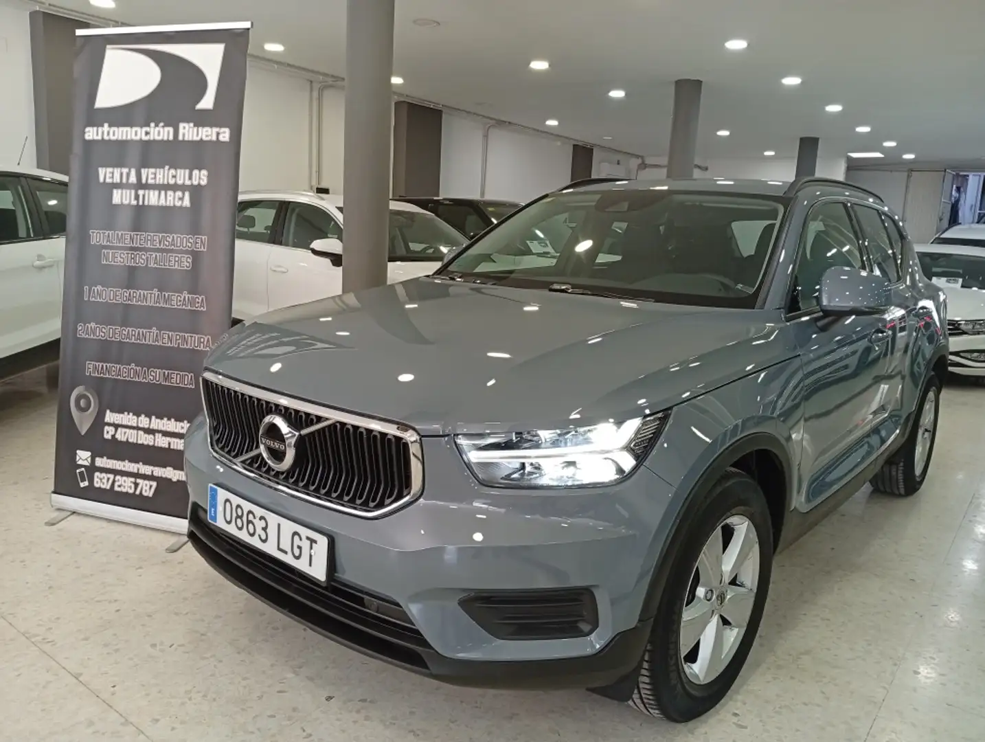 Volvo XC40 D3 Momentum Aut. Gris - 1