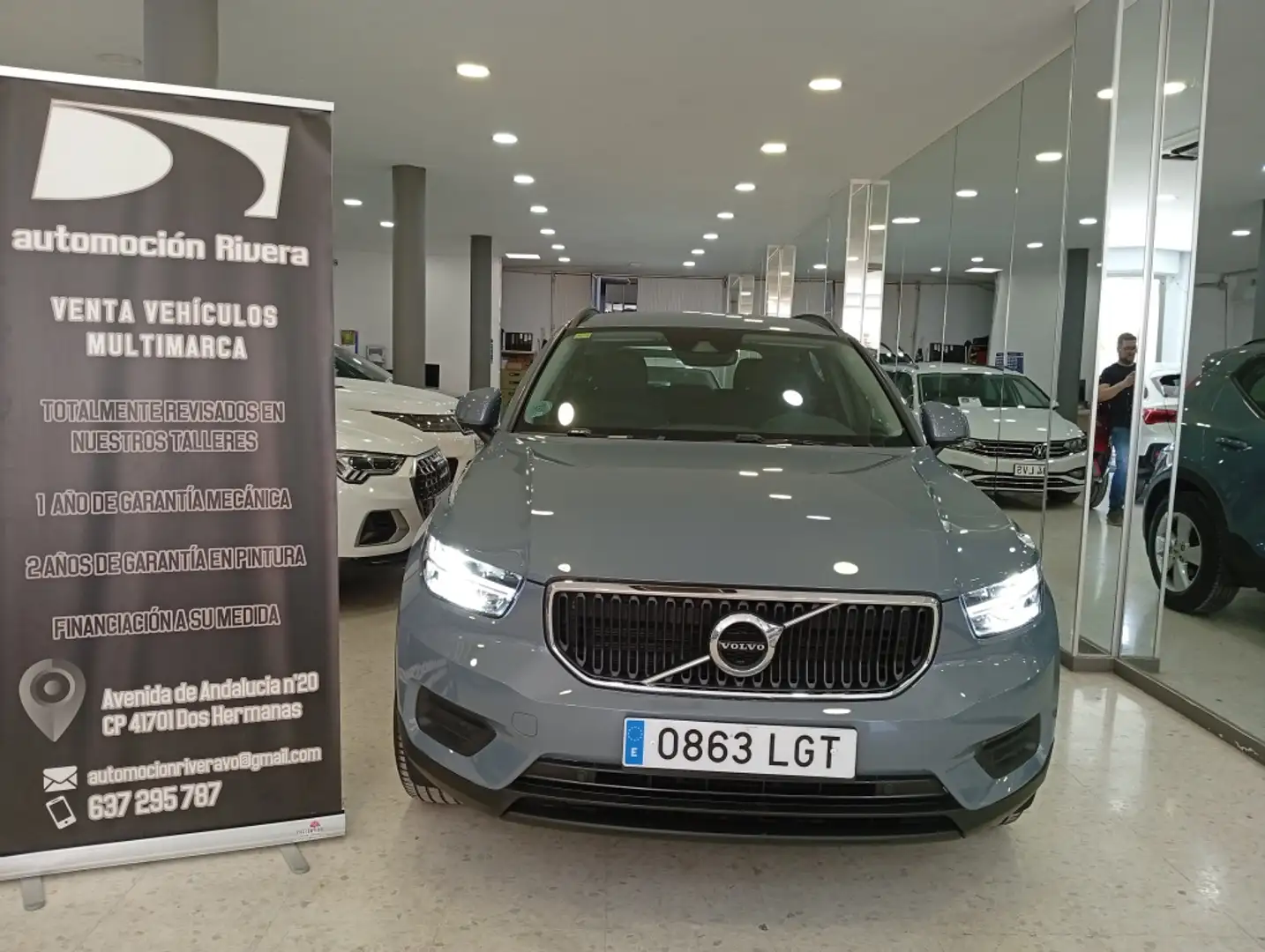 Volvo XC40 D3 Momentum Aut. Gris - 2
