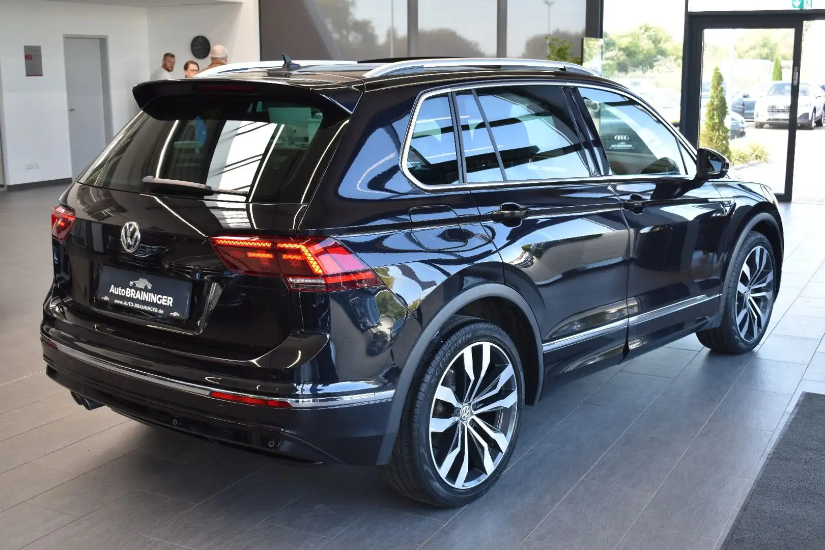 Volkswagen Tiguan 2.0TDI DSG 4Motion R-Line LED~Pano~ACC~20 Schwarz - 2