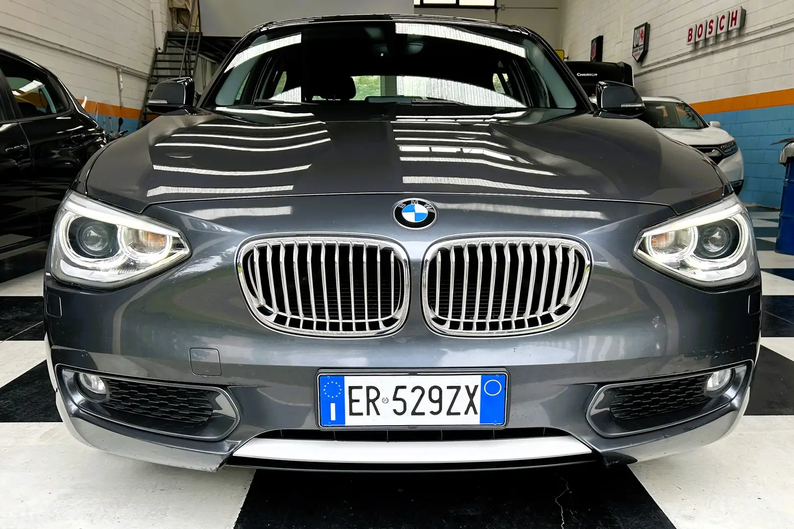 BMW 118 Serie 1 F/20-21 2011 118d 5p Urban Grijs - 2