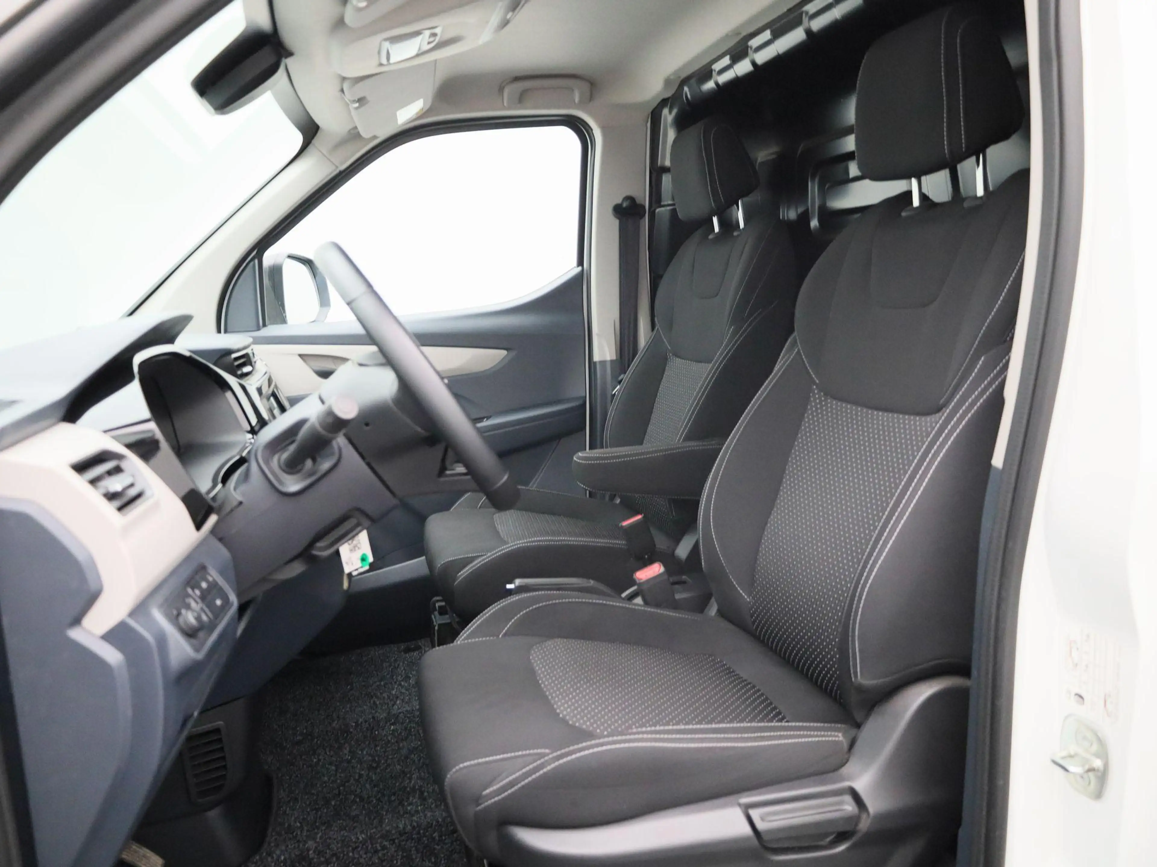 Maxus eDeliver 3 SWB | APPLE CARPLAY / ANDROID AUTO | CLIMATE CONTR — photo 8
