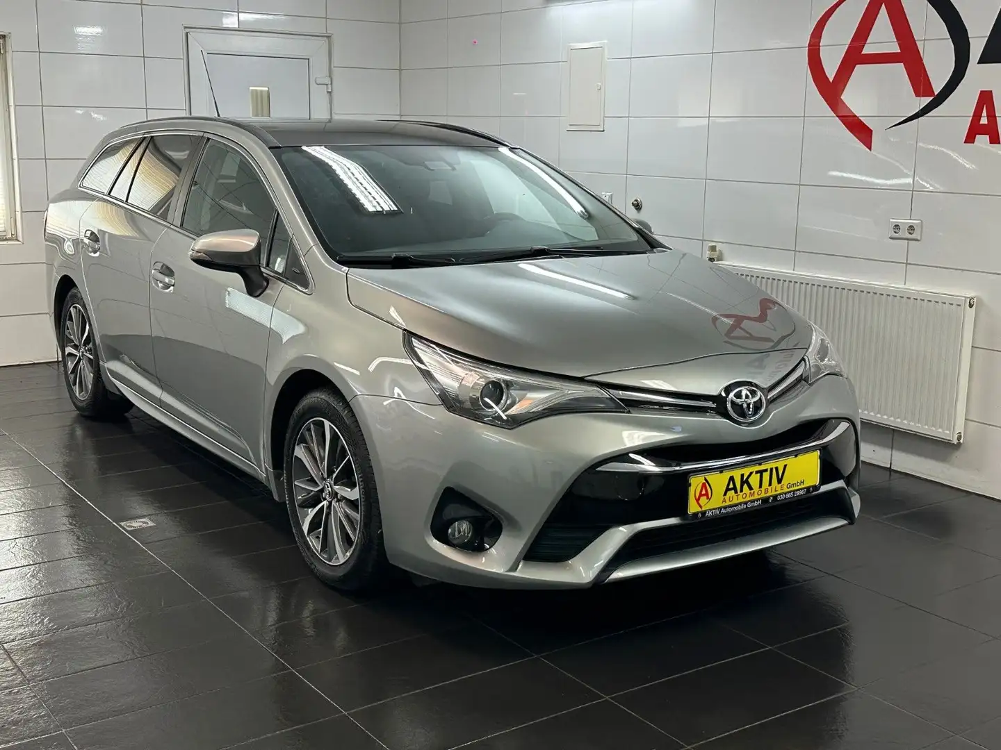 Toyota Avensis 2.0 D-4D Touring Sports Business Edition Grijs - 1