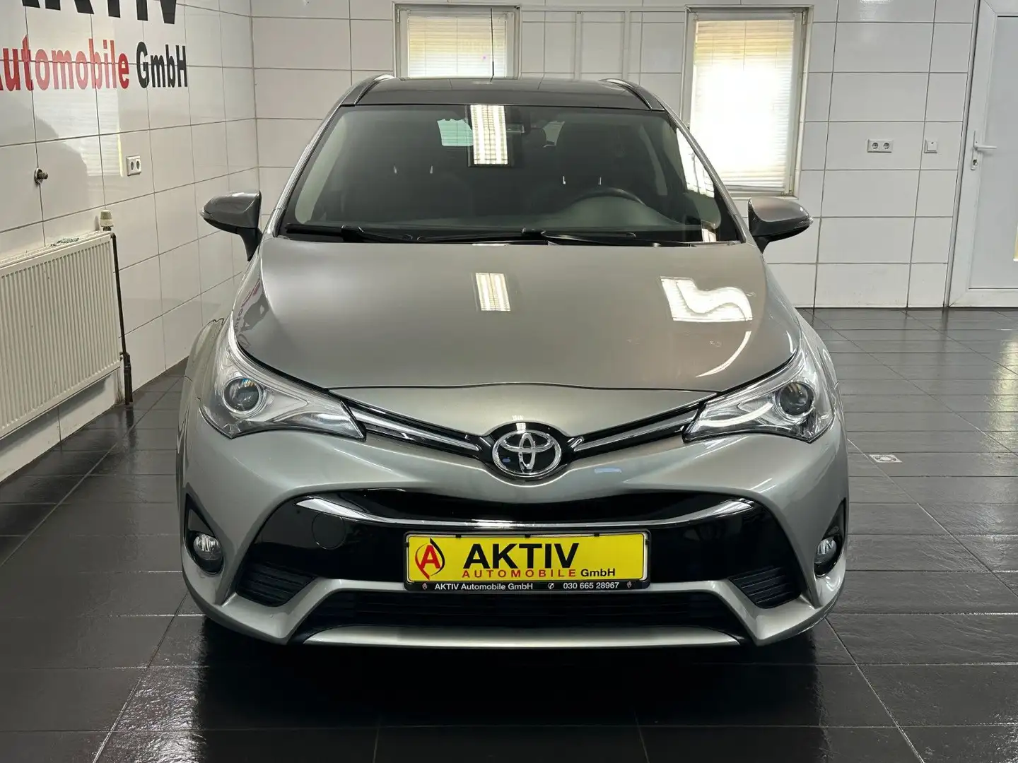 Toyota Avensis 2.0 D-4D Touring Sports Business Edition Grijs - 2