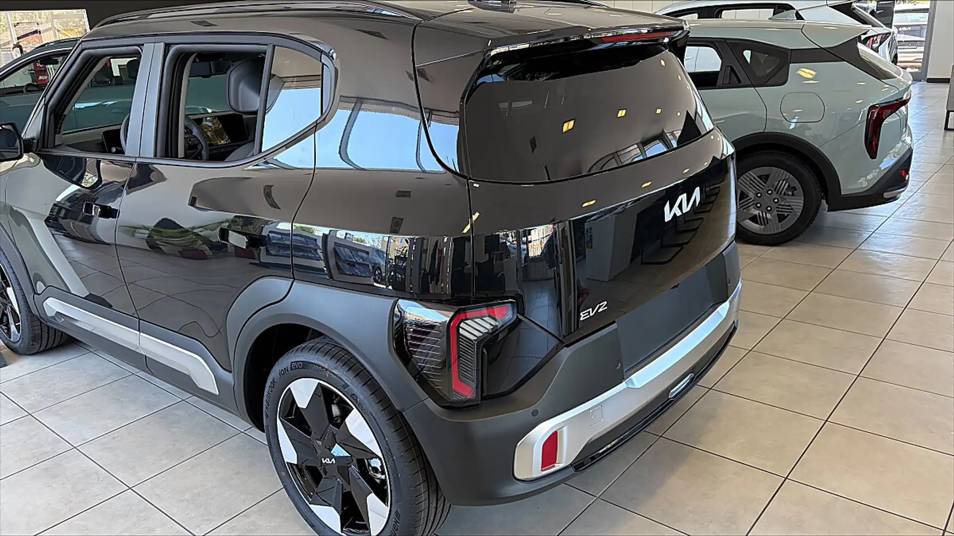 Kia EV2 /5S/EARTH/42,2KWH/AT/FWD/150/P1/P2/MY27 Schwarz - 2