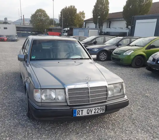Mercedes-Benz E 250 Oldtimer mit H-Kennzeichen