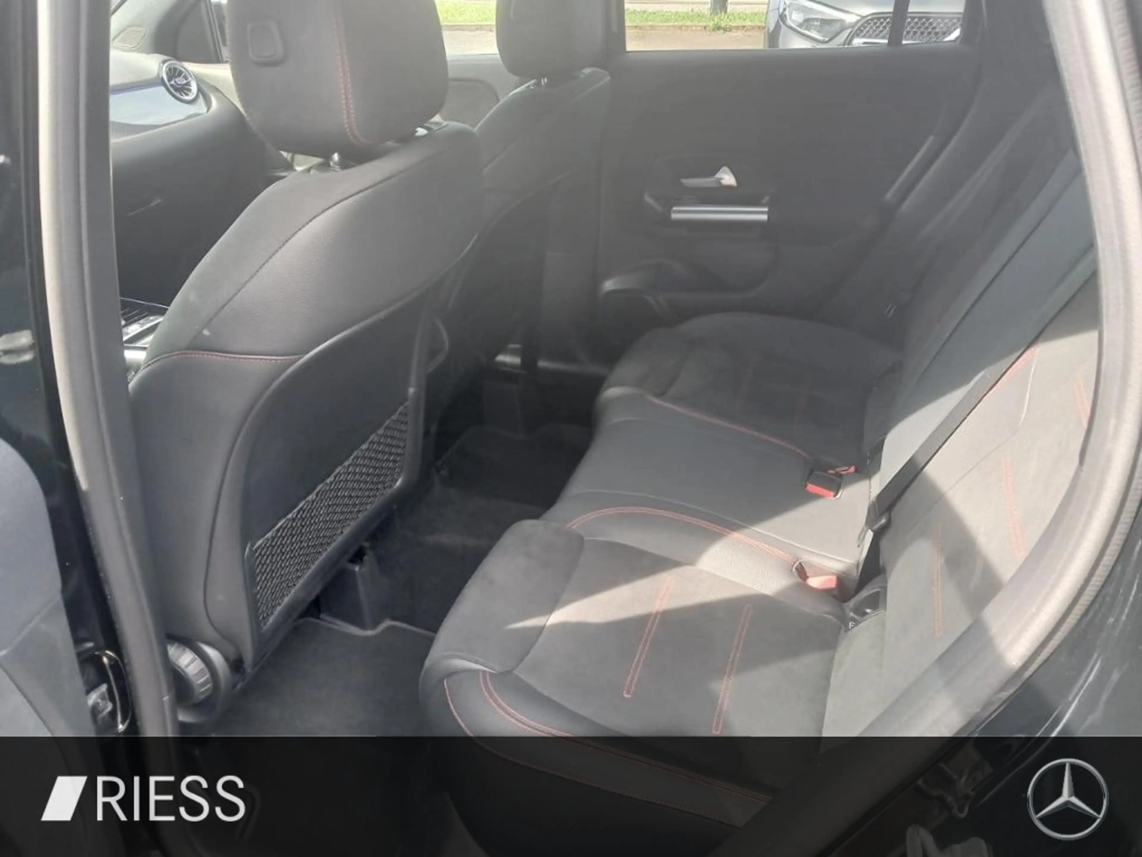 Mercedes-Benz GLA 220 4MATIC AUT Kam. KeyLess KlimaA LED LM — photo 14