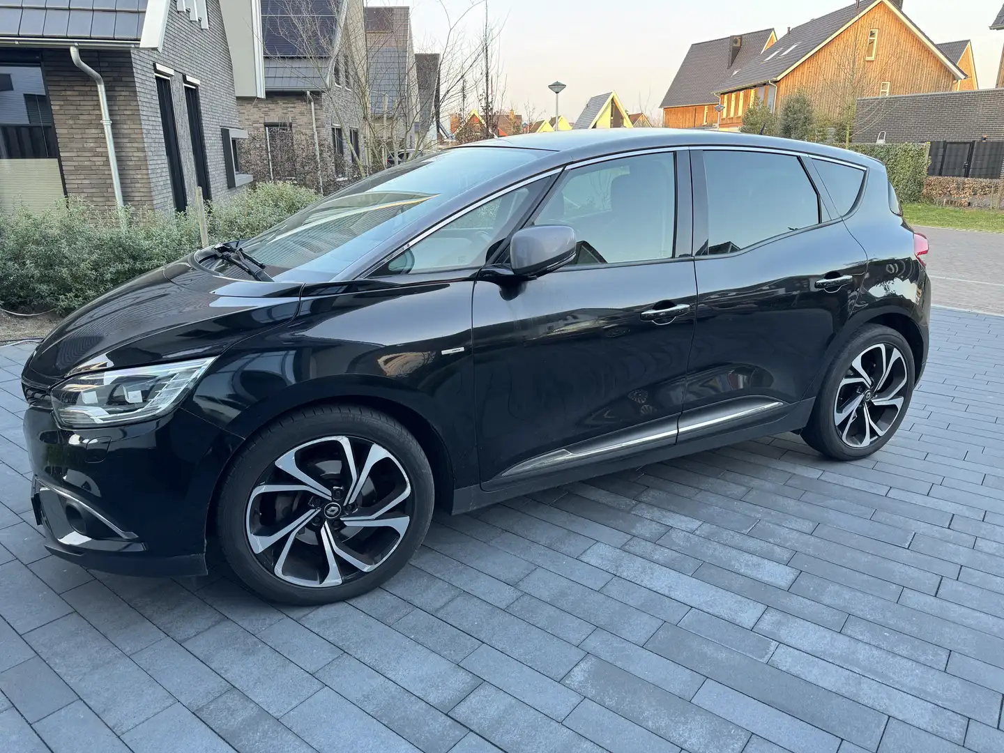 Renault Scenic 1.6 dCi Bose model 2017 massage luxste uitvoering Zwart - 1