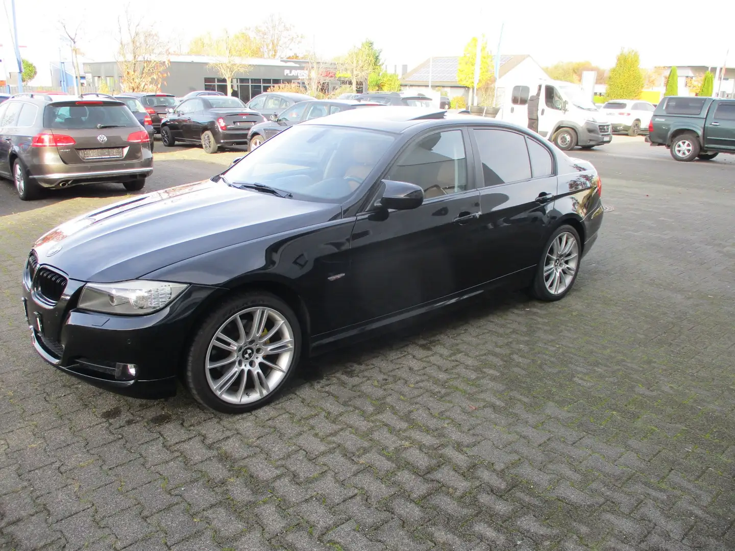 BMW 318 3er 318i Aut LederNaviBIXenonSchiebedach18 Zoll Černá - 1