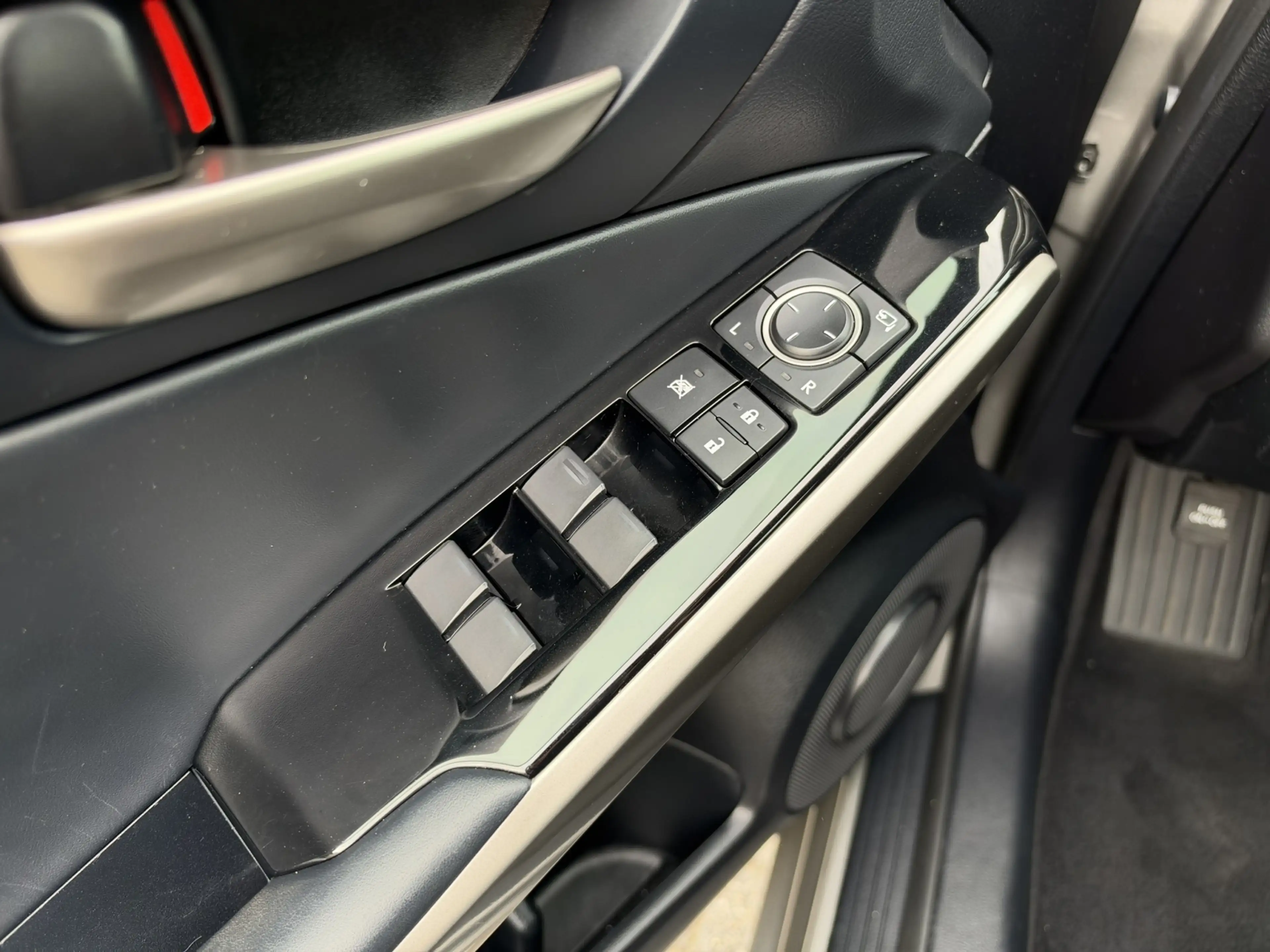 Lexus IS 300 300h Hybrid Business Line — photo 15