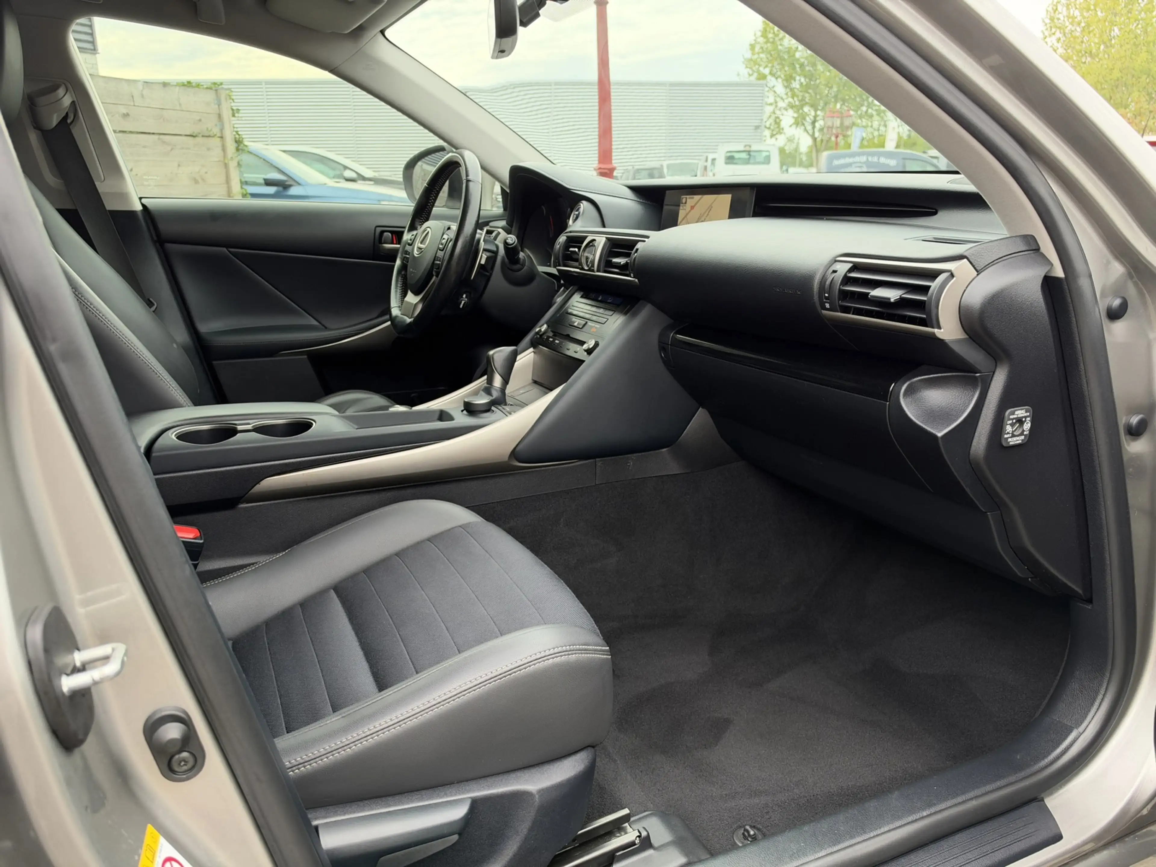 Lexus IS 300 300h Hybrid Business Line — photo 14