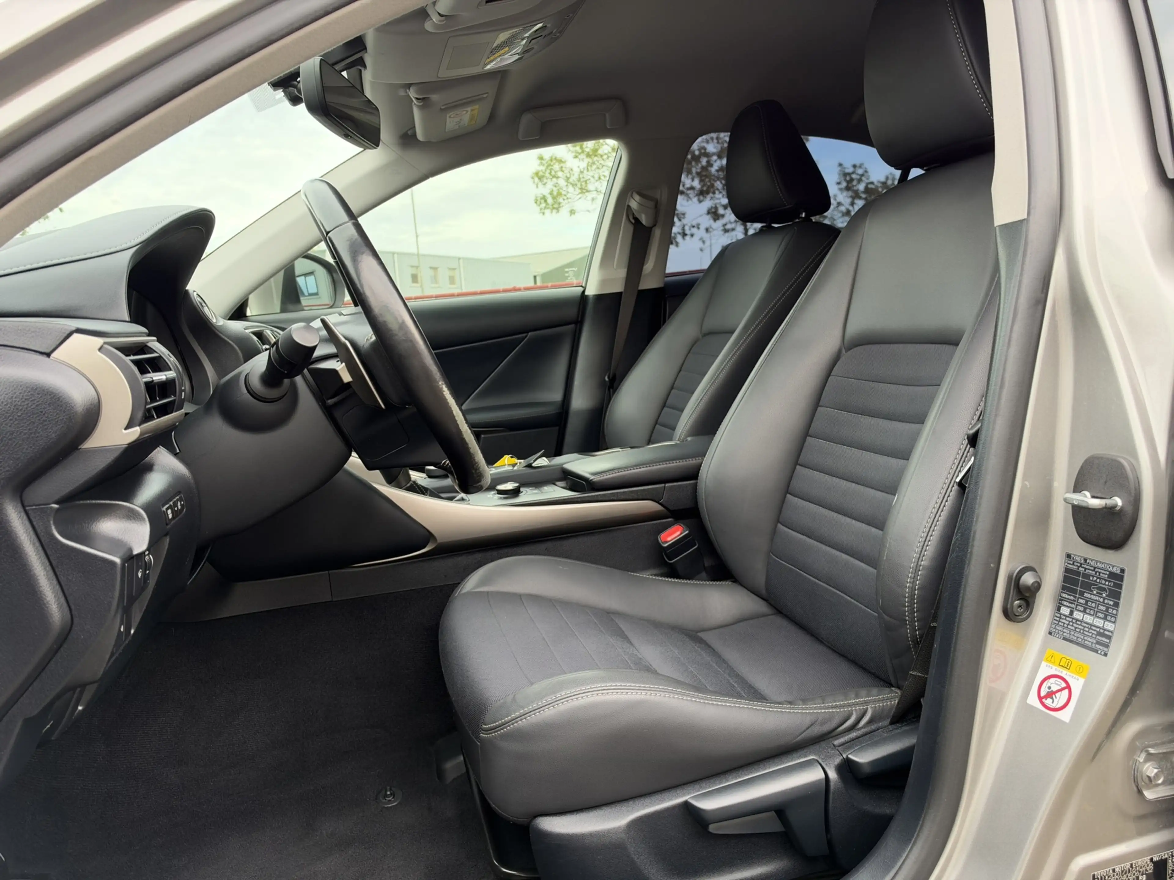 Lexus IS 300 300h Hybrid Business Line — photo 9